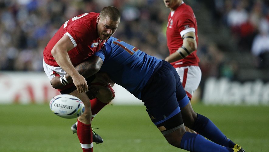 Rugby defender using the outside shoulder to tackle while maintaining inside defensive positioning