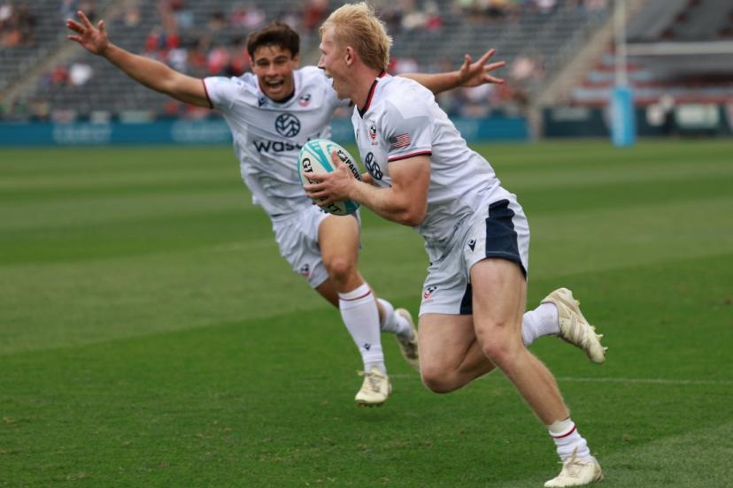 USA rugby players running with the ball during an international sevens match